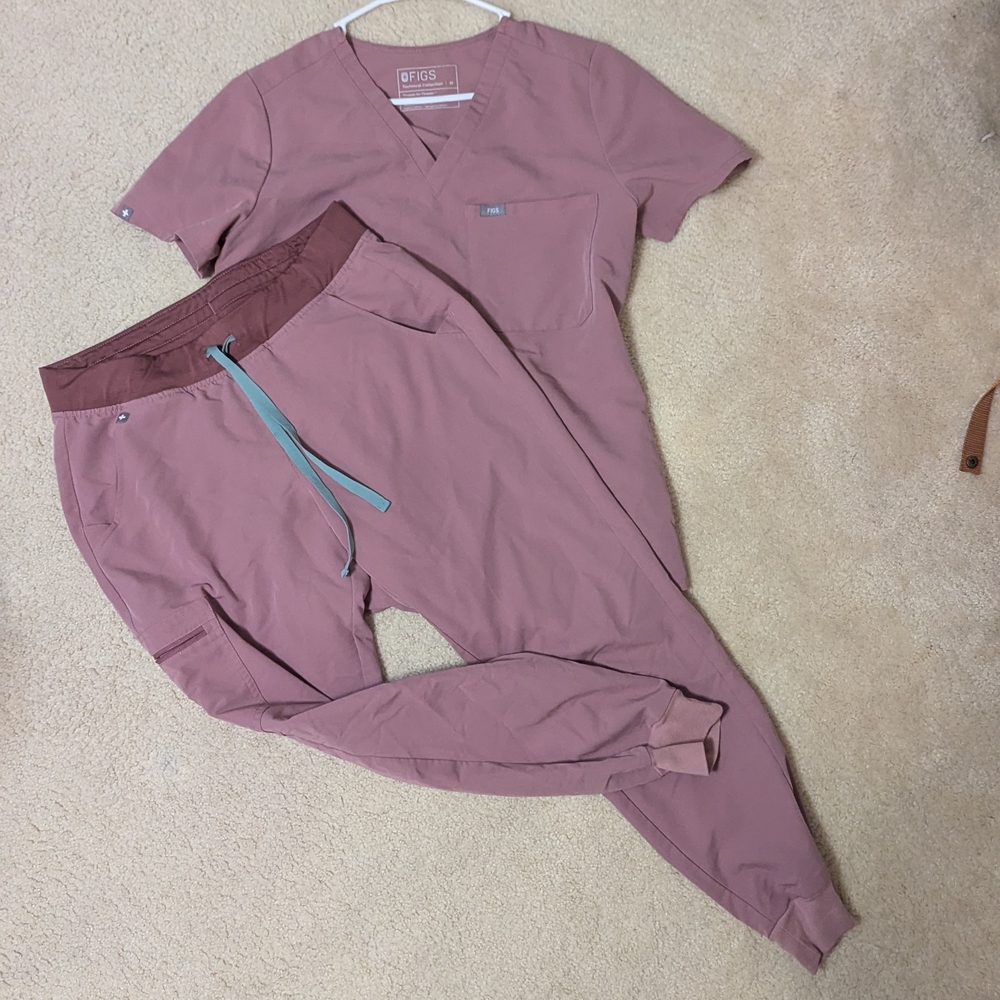 FIGS Mauve Scrub Set (Medium)